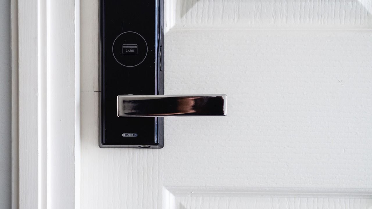 entdecken sie innovative smart home systeme, die ihr zuhause sicherer, komfortabler und energieeffizienter machen. vergleichen sie verschiedene lösungen und finden sie das passende smart home system für ihre bedürfnisse.
